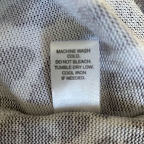 š„3/$20š„ WhiteĀ Mark animal printāknitātopāsizeāS - Picture 8 of 8